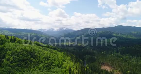 从空中可以看到通往乌克兰喀尔巴阡山脉胡佛拉山的公路视频的预览图