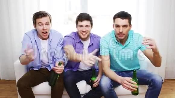 在家看电视的男性朋友会被啤酒激怒视频的预览图