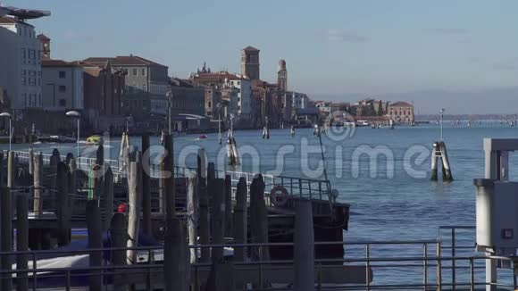 泻湖里的威尼斯船只交通视频的预览图