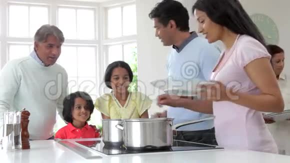 多代印度家庭在家做饭视频的预览图