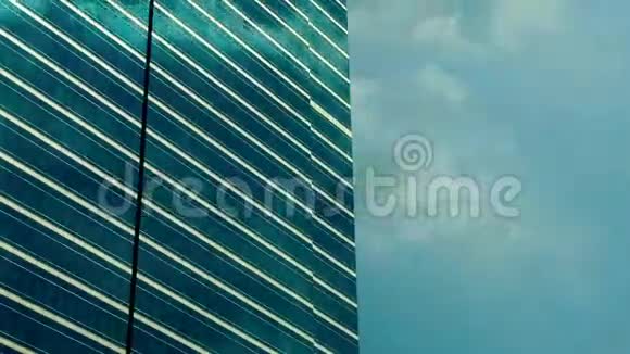 时间流逝的视频阳光和云彩反射在一个公司的玻璃块视频的预览图