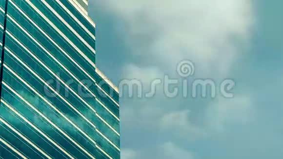 玻璃摩天大楼太阳和云层反射时间视频的预览图