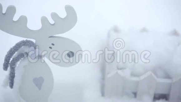 木制玩具驼鹿和雪地里的小栅栏视频的预览图