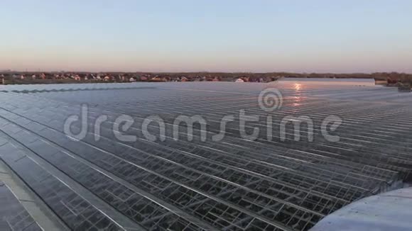 全景屋顶是一个巨大的温室在屋顶的角落反射阳光视频的预览图