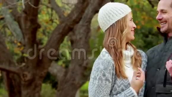 秋日在公园自拍的情侣视频的预览图
