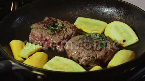 在灶台上的热炒锅里煮汉堡肉碎牛肉视频的预览图