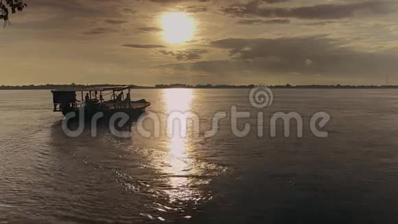 日出小渡船湄公河水上出租车视频的预览图