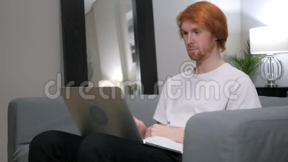 随意红发男子在笔记本电脑上的在线视频聊天视频的预览图