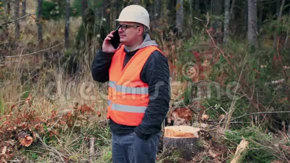 森林督察带智能手机在森林视频的预览图