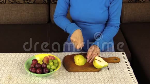用桌布和水果花瓶手工切梨视频的预览图