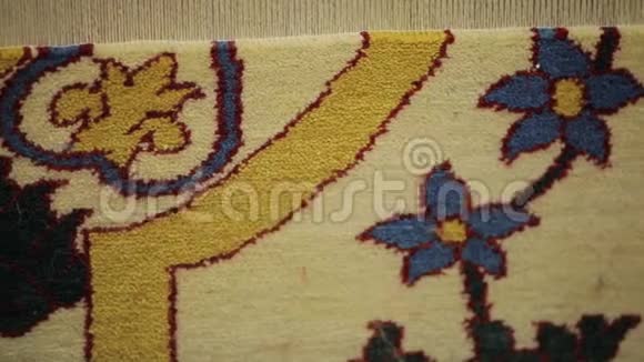 有五颜六色图案的东方大地毯手工地毯生产视频的预览图