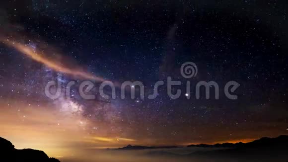 在意大利阿尔卑斯山上银河和星空的美丽在夏天的高空被捕捉到视频的预览图