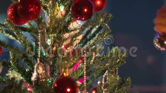 圣诞树灯闪烁圣诞节和新年装饰视频的预览图