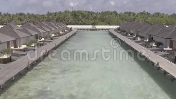 马尔代夫岛上的泻湖和平房视频的预览图