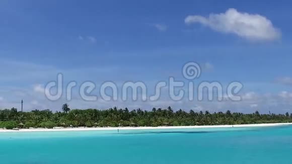 马尔代夫岛上的泻湖和平房视频的预览图
