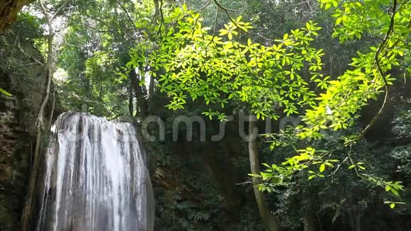 坎恰纳布里省美丽的瀑布伊拉万瀑布视频的预览图