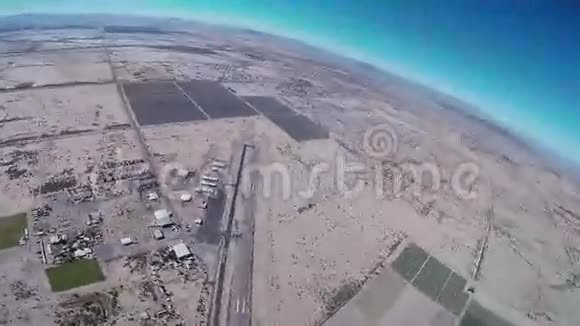 专业跳伞运动员在亚利桑那州桑迪上空的蓝天上跳伞阳光明媚视频的预览图