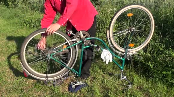 修复花园草地上的复古自行车视频的预览图