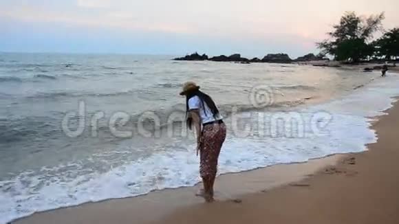 泰国Chanthaburi的潮老海滩和海洋视频的预览图