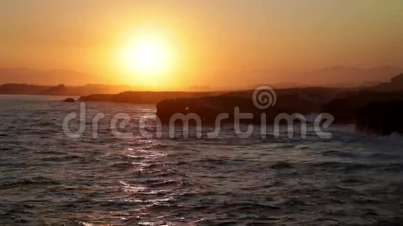 西班牙坎德拉伊斯海滩美丽的日落视频的预览图
