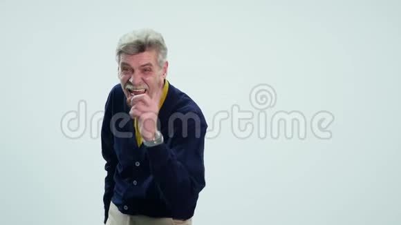 老人在白色背景上笑视频的预览图