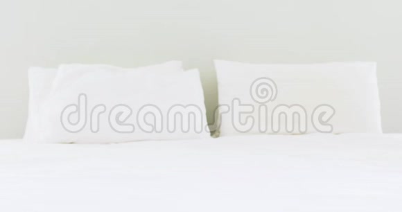 微笑的男人在卧室的床上跳视频的预览图