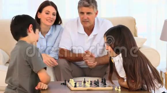 父母看着孩子下棋视频的预览图