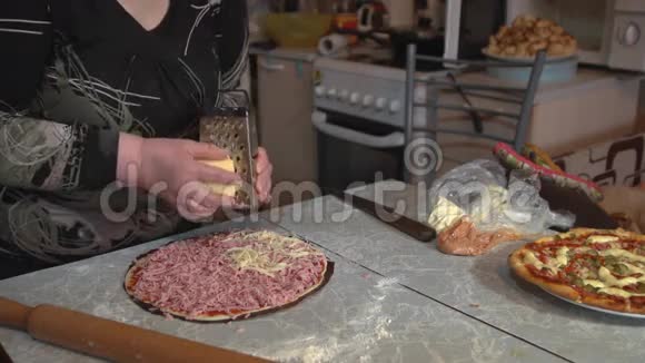 一个女人正在家里的厨房桌子上准备一个自制的披萨视频的预览图