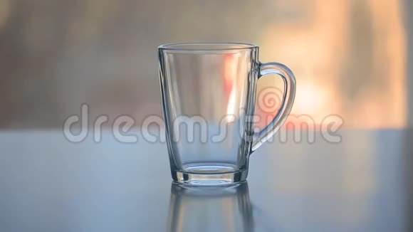 在透明玻璃杯中的茶水上加热水视频的预览图