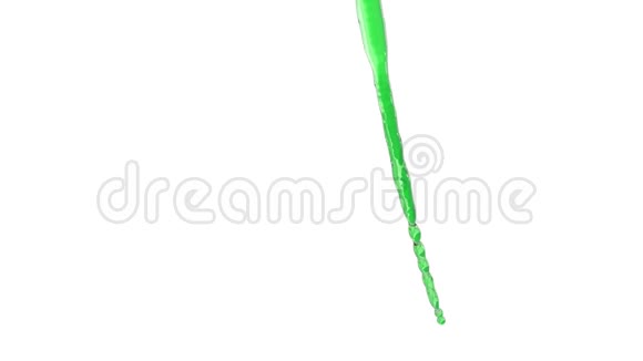 一股非常美丽的绿色液体类似于糖浆或柠檬水落在屏幕上慢速射击视频的预览图