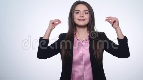 积极快乐的商业女性在工作室里竖起大拇指视频的预览图