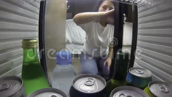 女人打开冰箱吃点东西喝起来很开心视频的预览图
