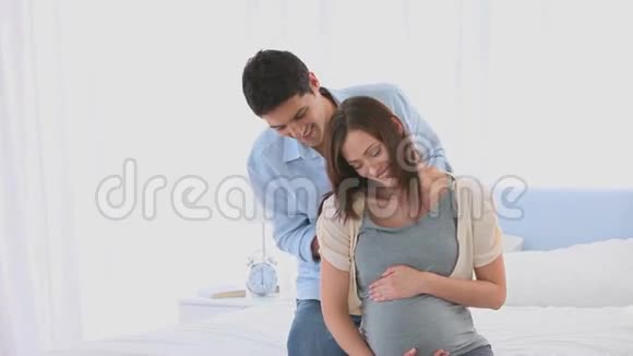 他正在给怀孕的妻子按摩视频的预览图