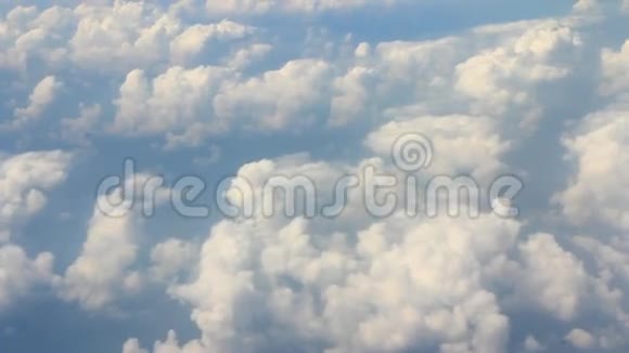 飞越云层视频的预览图