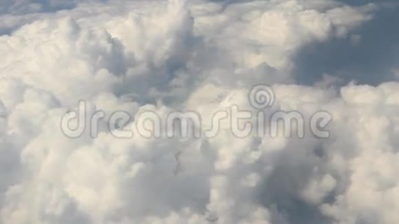 飞越云层视频的预览图