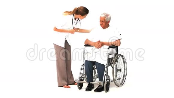 带着轮椅的男病人的护士视频的预览图