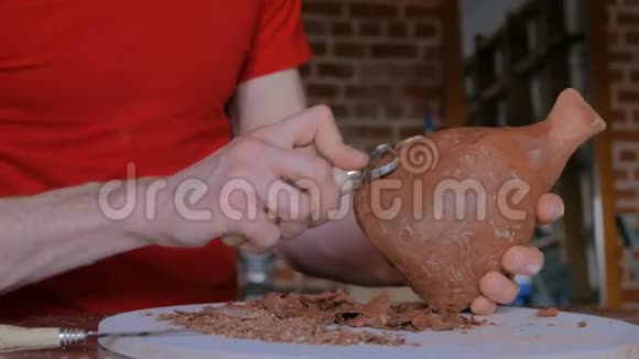 专业陶工用特殊工具制作干陶罐视频的预览图