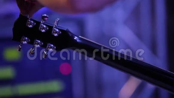 中弹音乐家手臂调音电吉他后台音乐会视频的预览图