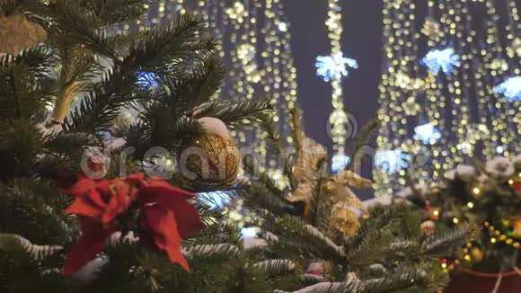挂在云杉树枝上的圣诞玩具城市的节日装饰失去焦点的节日灯光视频的预览图