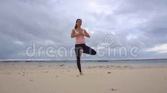 做瑜伽的女人树的姿势视频的预览图
