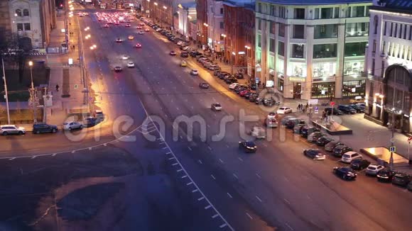 从俄罗斯中央儿童商店大楼的一个观景台上俯瞰莫斯科的夜景视频的预览图