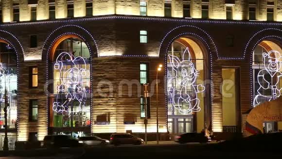 俄罗斯莫斯科卢比扬卡中央儿童商店大楼夜景视频的预览图