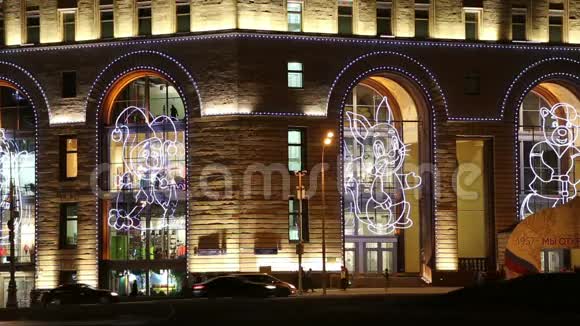 俄罗斯莫斯科卢比扬卡中央儿童商店大楼夜景视频的预览图
