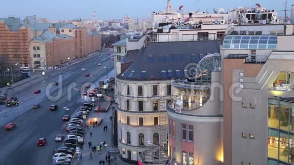 从俄罗斯中央儿童商店大楼的一个观景台上俯瞰莫斯科的夜景视频的预览图