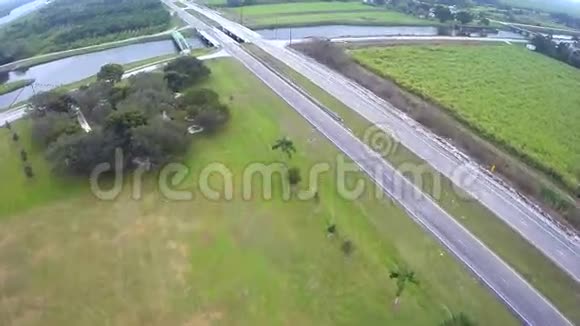 弗罗里达州奥凯科比湖的农场空中录像视频的预览图