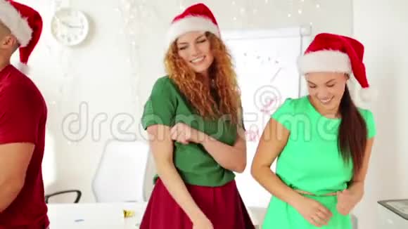 圣诞公司办公室派对的团队舞蹈视频的预览图