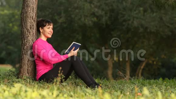 女人在大自然中读书视频的预览图