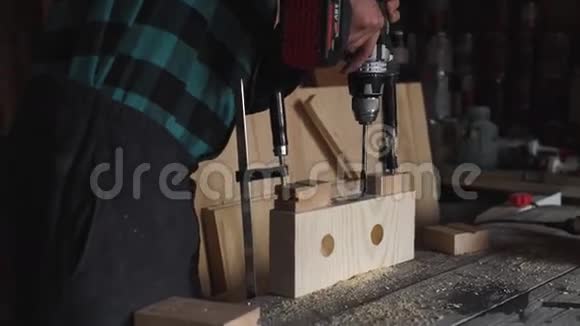 职业人木工木工和人的概念木工用电钻打木板视频的预览图