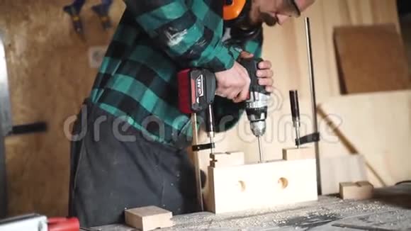 职业人木工木工和人的概念木工用电钻打木板视频的预览图