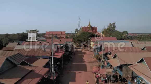 TonleSap湖附近柬埔寨浮动磅泥村木杆和红土路上的住宅视频的预览图